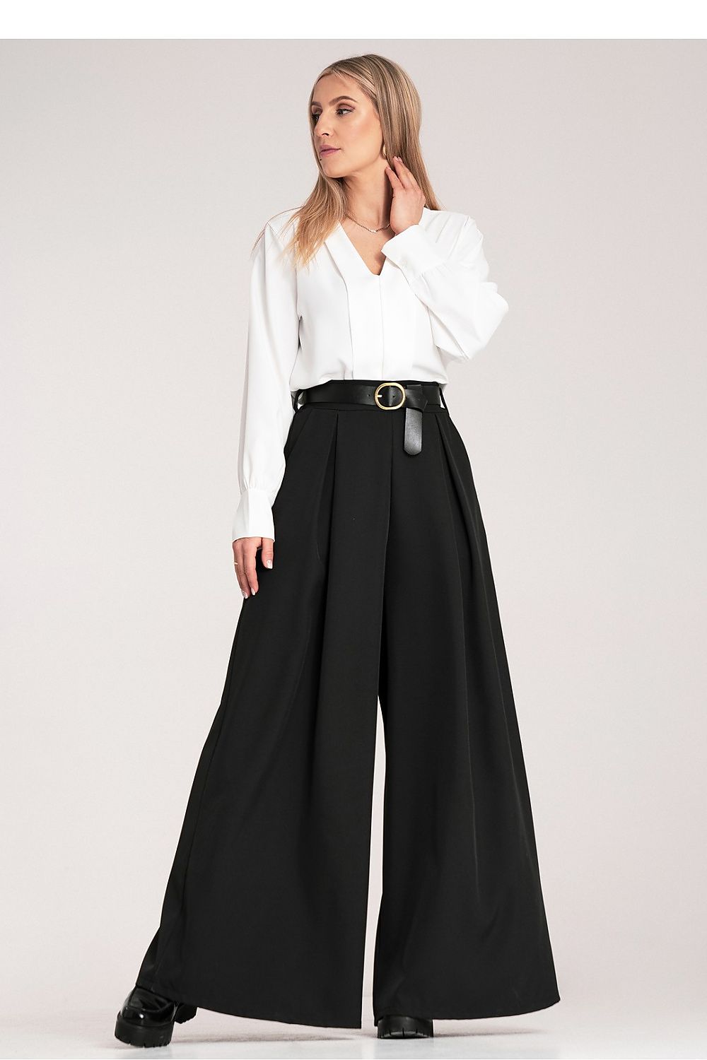  Women trousers model 214929 Figl 